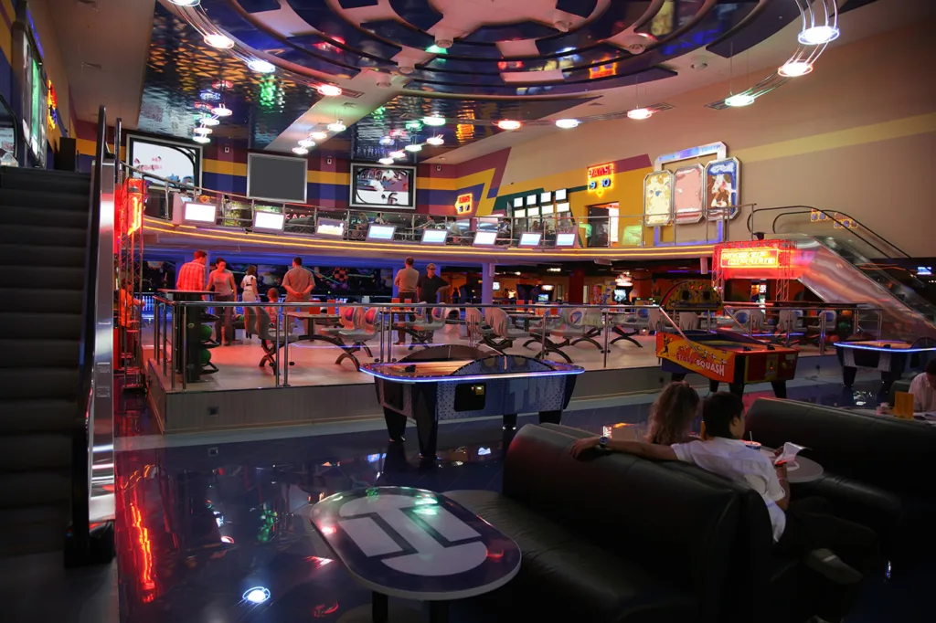 Salle de loisirs avec bornes d’arcade et espace bowling
