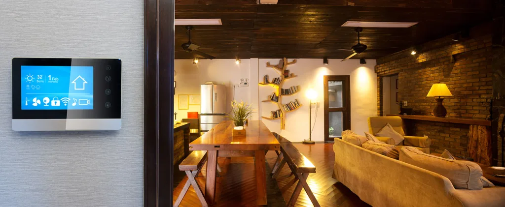 Dotykowy panel smart home na ścianie obok salonu