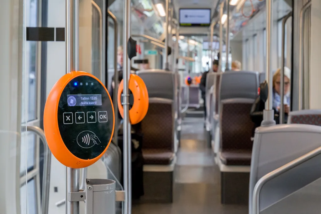Kasownik z wyświetlaczem w tramwaju