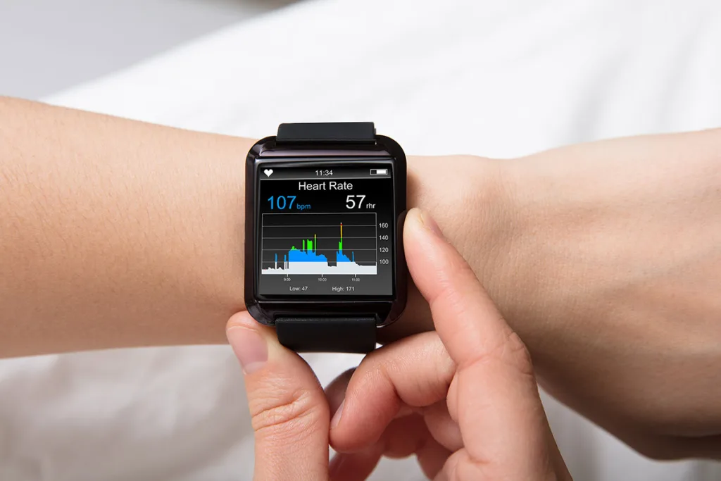 Montre connectée au poignet affichant la fréquence cardiaque